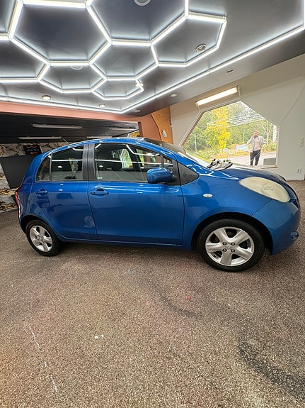 Toyota Yaris 3 of 6