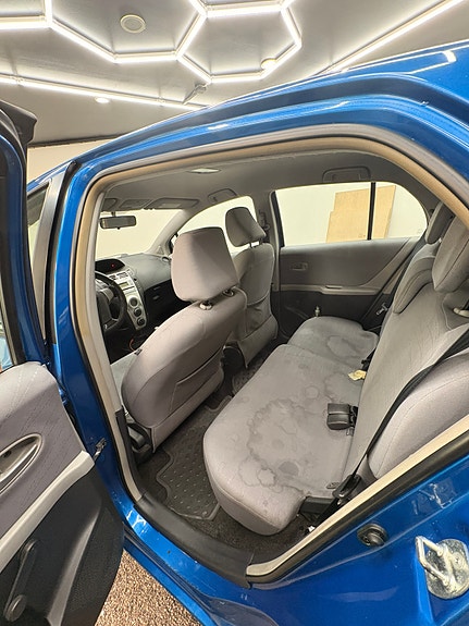 Toyota Yaris 5 of 6