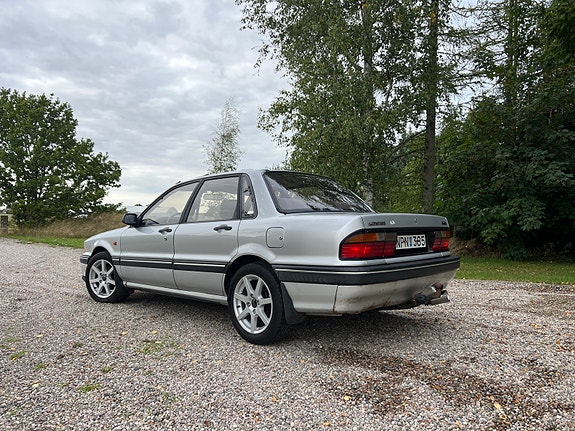 Mitsubishi Galant 2 of 13