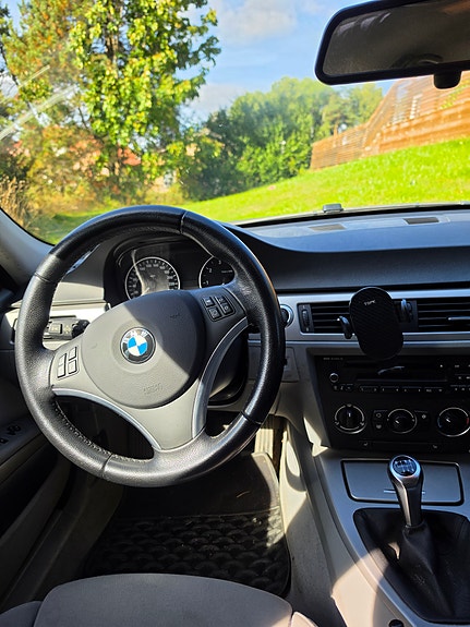 BMW 320i 6 of 6