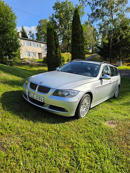 BMW 320i 4 of 6
