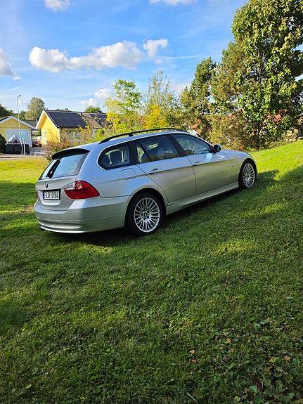 BMW 320i 2 of 6