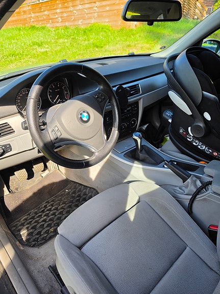 BMW 320i 5 of 6