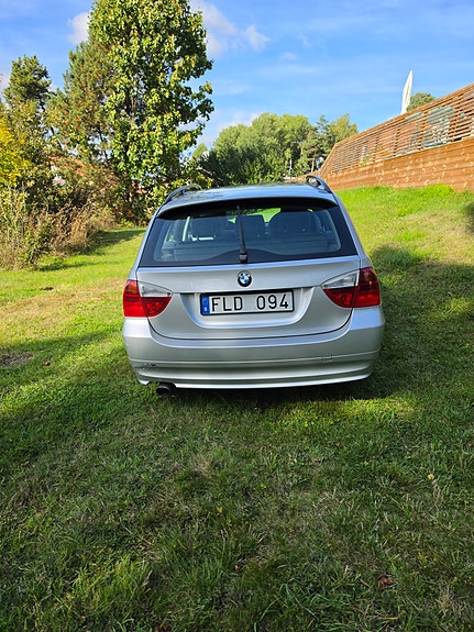 BMW 320i 3 of 6