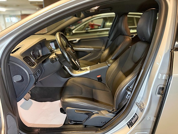 Volvo V60 Cross Country 8 of 20