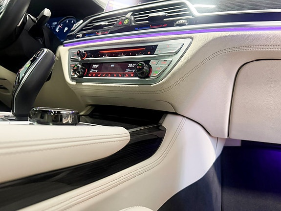 BMW 750d 24 of 30