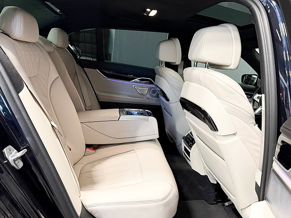 BMW 750d 18 of 30