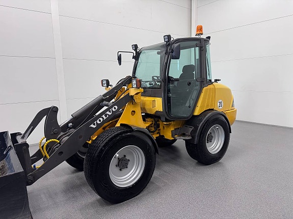 Volvo L25 med fina snödäck 3 of 5