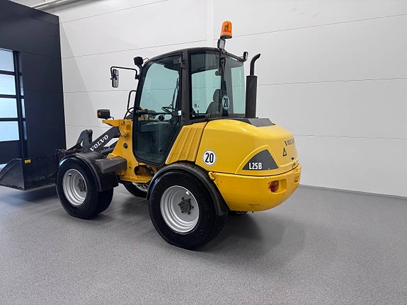 Volvo L25 med fina snödäck 2 of 5