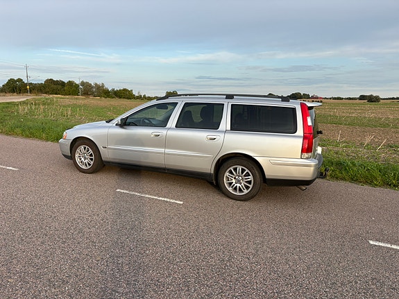 Volvo V70 2 of 8
