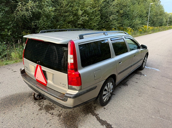Volvo V70 2 of 4