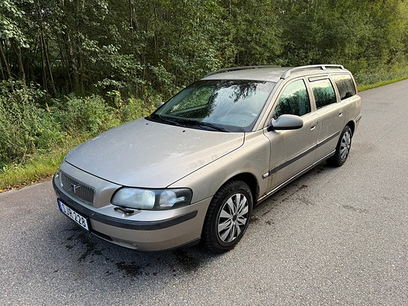 Volvo V70 3 of 4