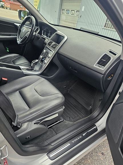 Volvo XC60 13 of 30