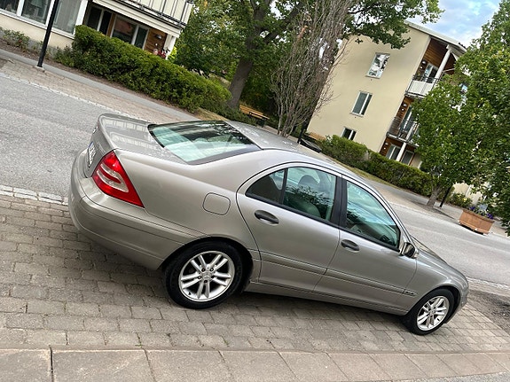 Mercedes-Benz C180 7 of 11