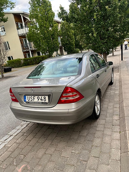 Mercedes-Benz C180 8 of 11