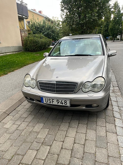 Mercedes-Benz C180 2 of 11