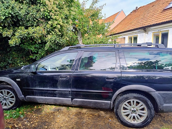 Volvo XC70 2 of 7