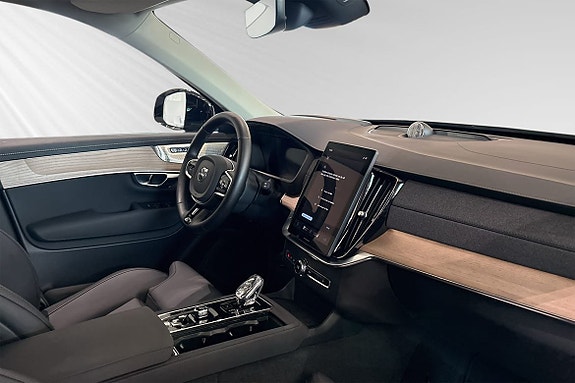 Volvo XC90 10 of 30