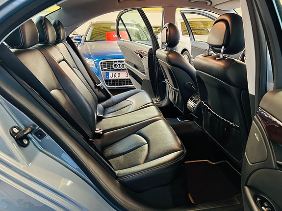 Mercedes-Benz E200 11 of 19