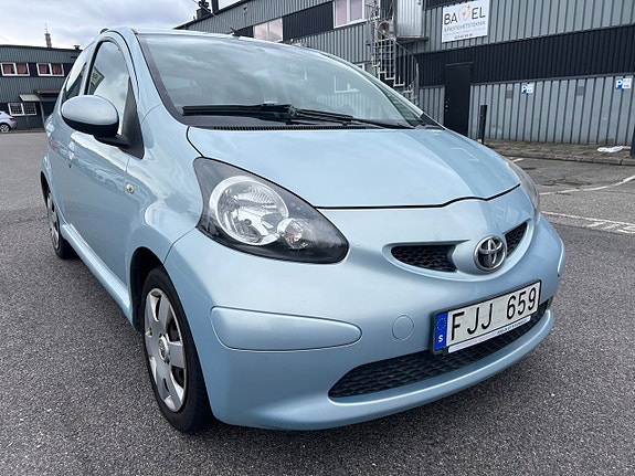 Toyota Aygo 2 of 8