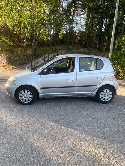 Toyota Yaris 2 of 11