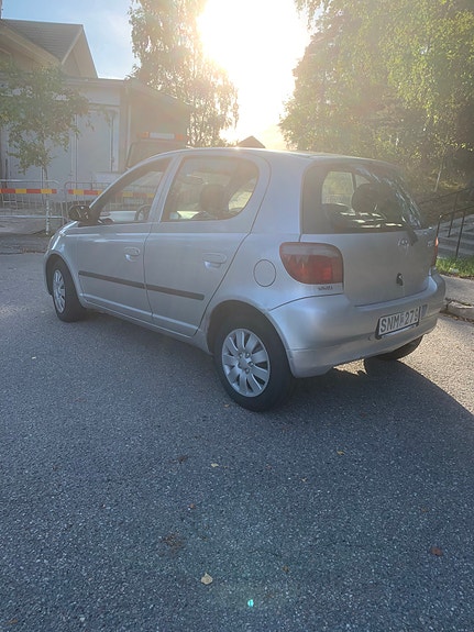 Toyota Yaris 3 of 11