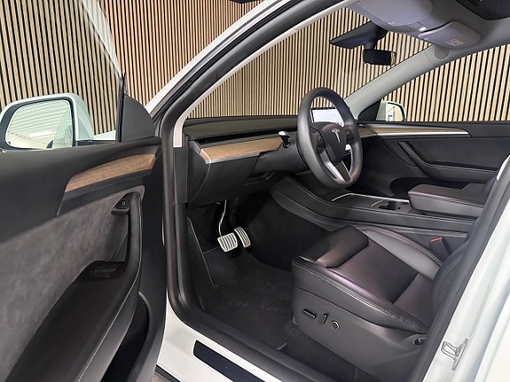 Tesla Model Y 11 of 24
