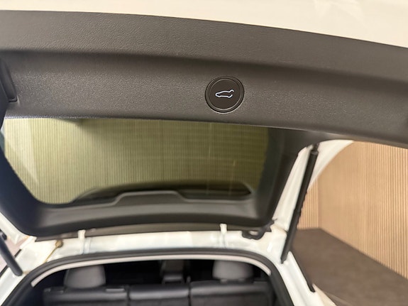 Tesla Model Y 20 of 24