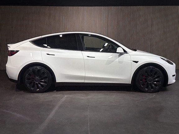 Tesla Model Y 3 of 24