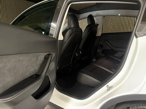Tesla Model Y 13 of 24