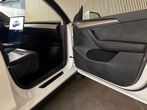 Tesla Model Y 23 of 24