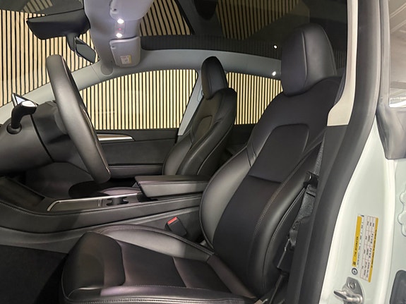 Tesla Model Y 12 of 24