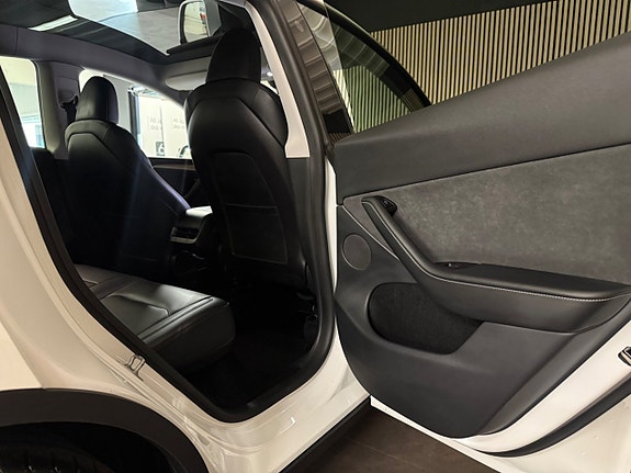 Tesla Model Y 21 of 24