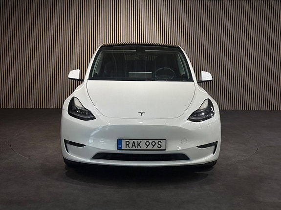 Tesla Model Y 9 of 24