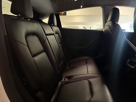 Tesla Model Y 22 of 24