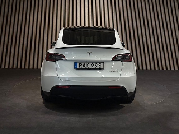 Tesla Model Y 5 of 24