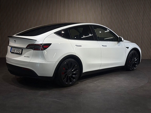 Tesla Model Y 4 of 24