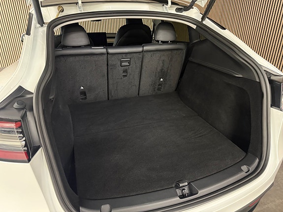 Tesla Model Y 19 of 24