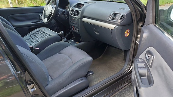 Renault Clio 11 of 15