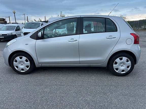Toyota Yaris 3 of 7