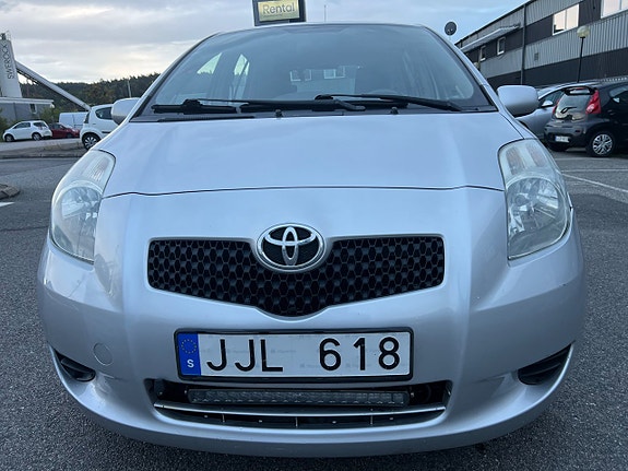 Toyota Yaris 2 of 7
