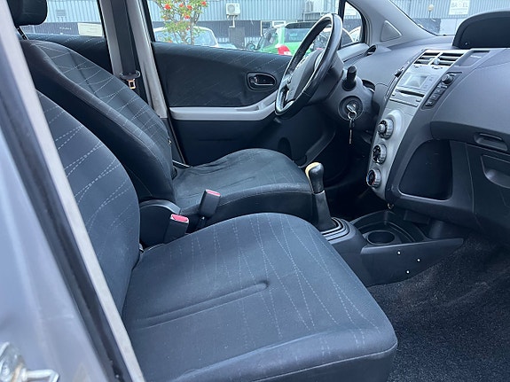 Toyota Yaris 4 of 7