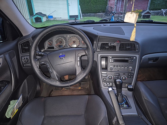 Volvo V70 3 of 5
