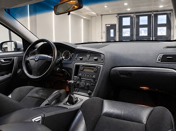 Volvo V70 7 of 12