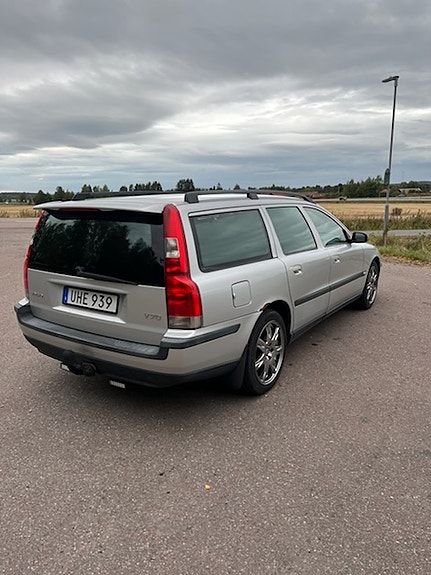 Volvo V70 2 of 6