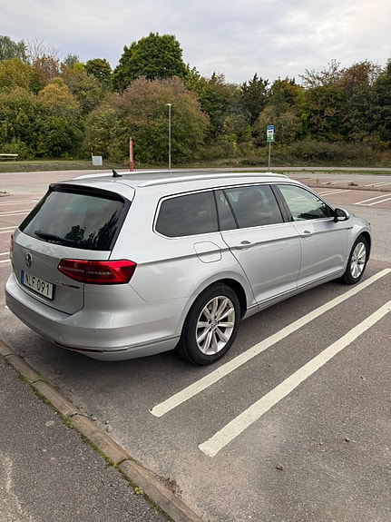 Volkswagen Passat 2 of 5
