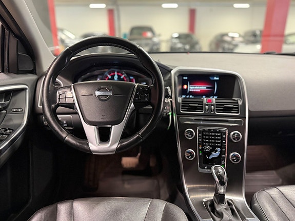 Volvo XC60 11 of 16
