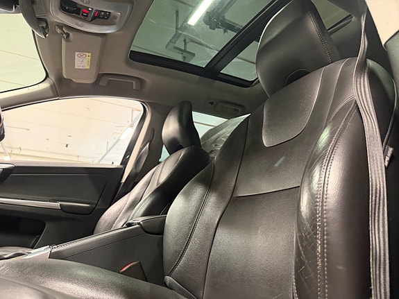 Volvo XC60 10 of 16