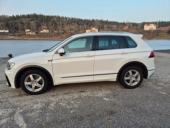 Volkswagen Tiguan 2 of 5