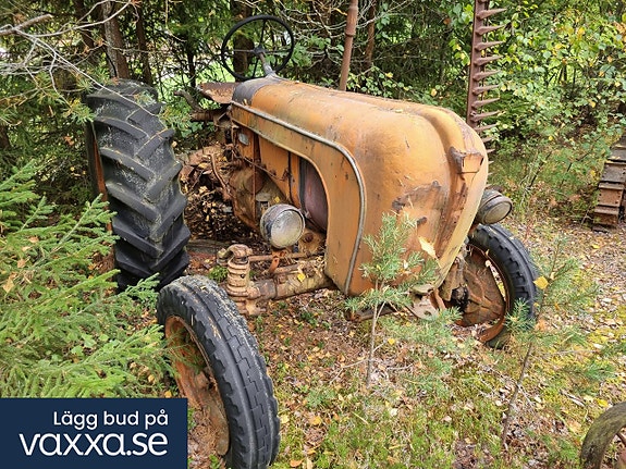 Veterantraktor Porsche A133 med slåtterbalk.